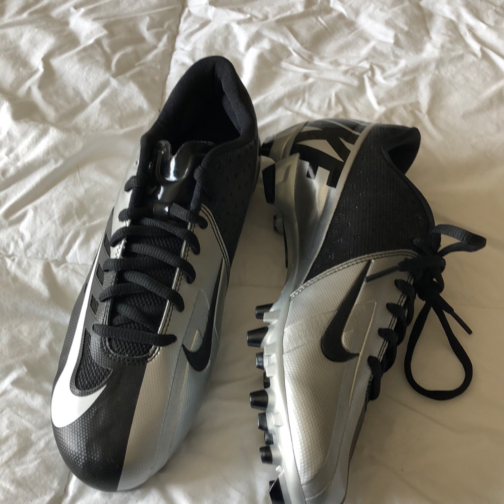 Sports shoes